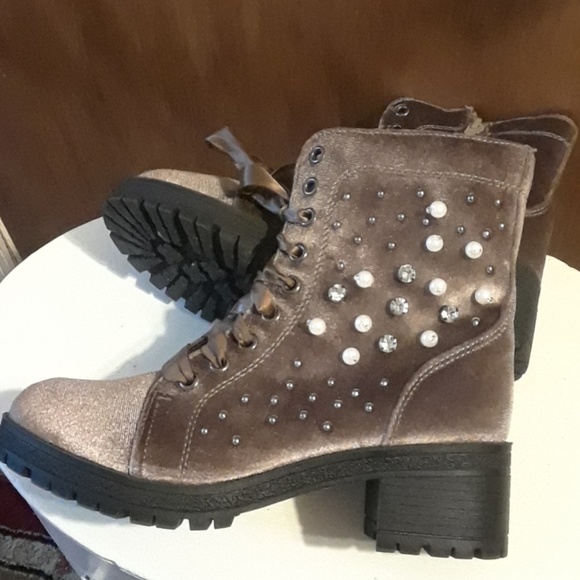 Taupe studded boot, size 6 - Picture 4 of 5